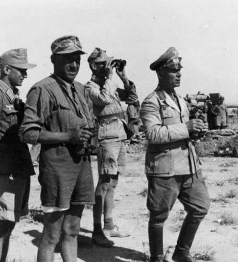 Bundesarchiv_Bild_146-2002-010-05A,_Nordafrika,_Rommel_bei_El_Alamein