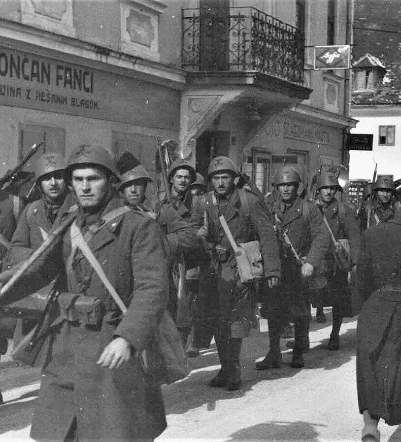 Italian_Black_Shirt_battalion_entering_Yugoslav